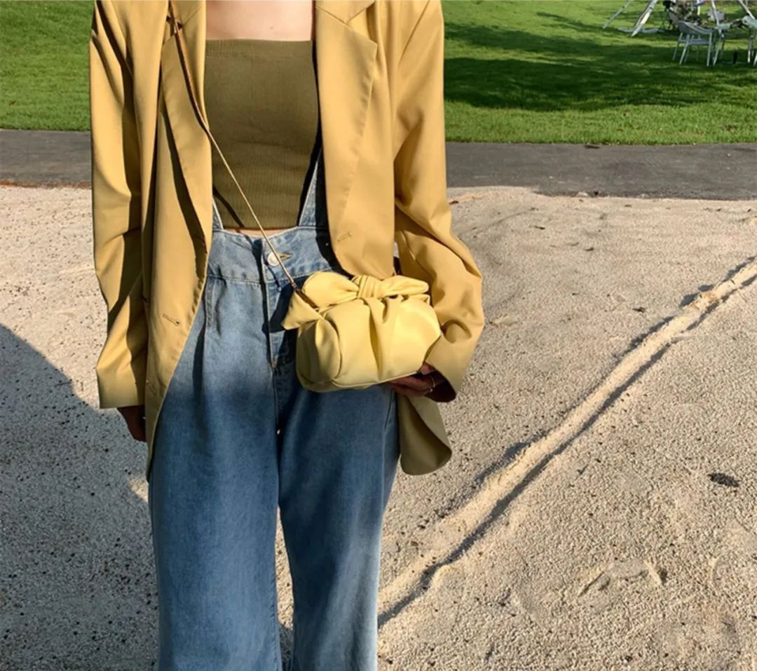 樱花粉|别再背黑白色的包包了！今夏流行彩色款式，时髦又好看