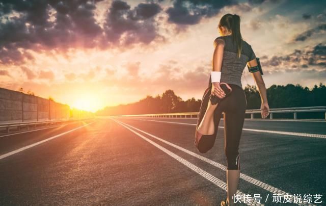 小萌妹|国外22岁健身美女长相甜美、身材傲人，马甲线令人羡慕