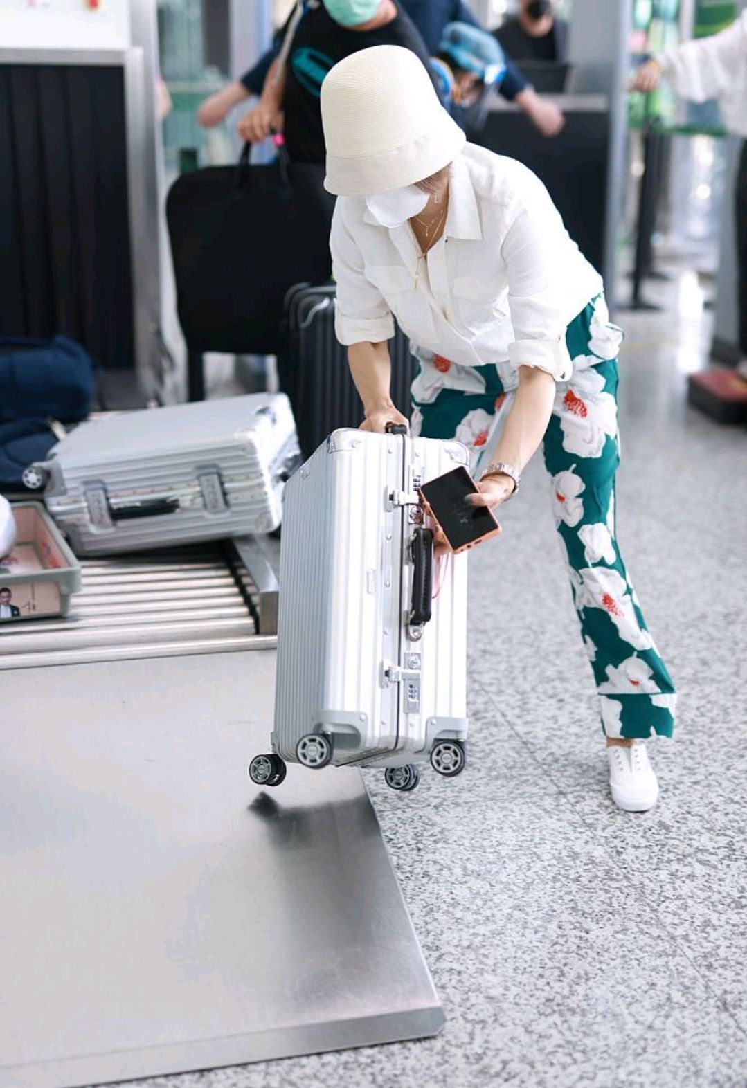 光泽感|马伊琍真是个“衬衫控”,白衬衫配印花阔腿裤简约清爽,减龄大气