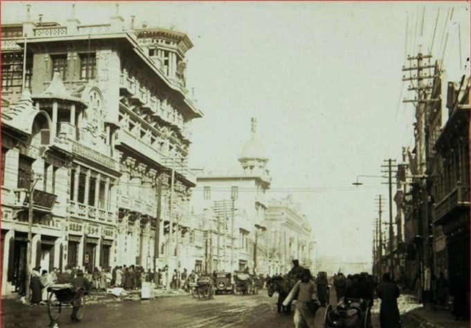 伪满|伪满时期的奉天,盛京老街还有牌楼,市政公署门口有俩伪军站岗