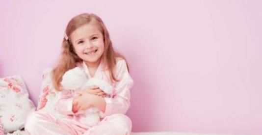 女儿|“她总盯着我看”,女儿被800元玩具吓哭,网友我看见也害怕