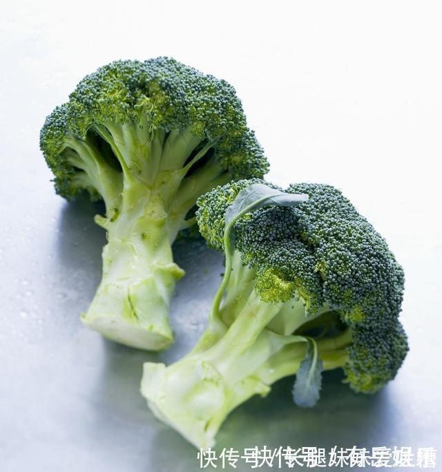 肝脏|“肝毒”太深,“脸上”有3种表现,排除肝毒,按一穴、吃三蔬