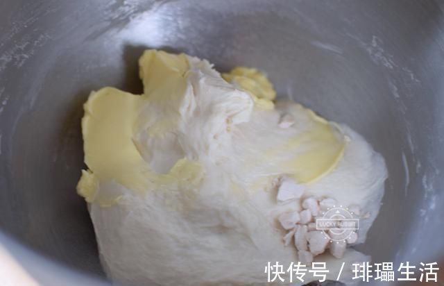 这面包做起来又快又好，平时要4个小时，这个只需3小时，真方便