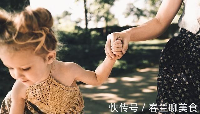 育婴师|宝宝在吃手时,你会不会强行拉开他的小手呢育婴师来和你说说