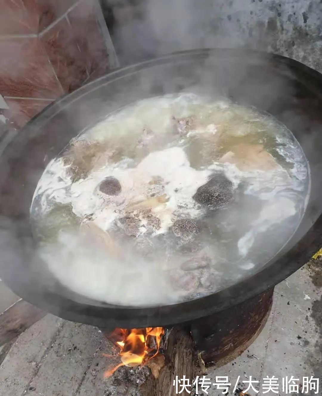 正旺|小雪纷飞，临朐九山小山村里，大锅正在煮着羊肉，炉火正旺