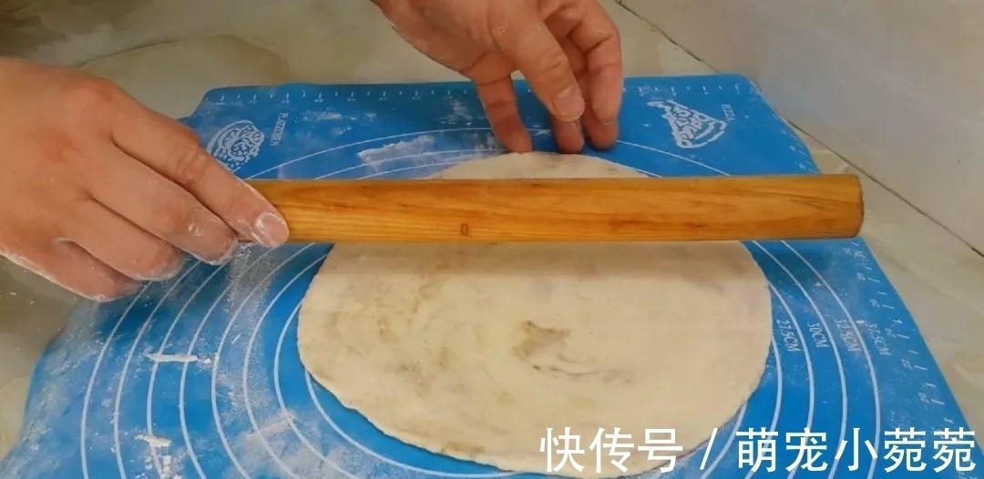 烙饼这做法太香了,开水一烫,柔软筋道又多层,出锅孩子都抢着吃