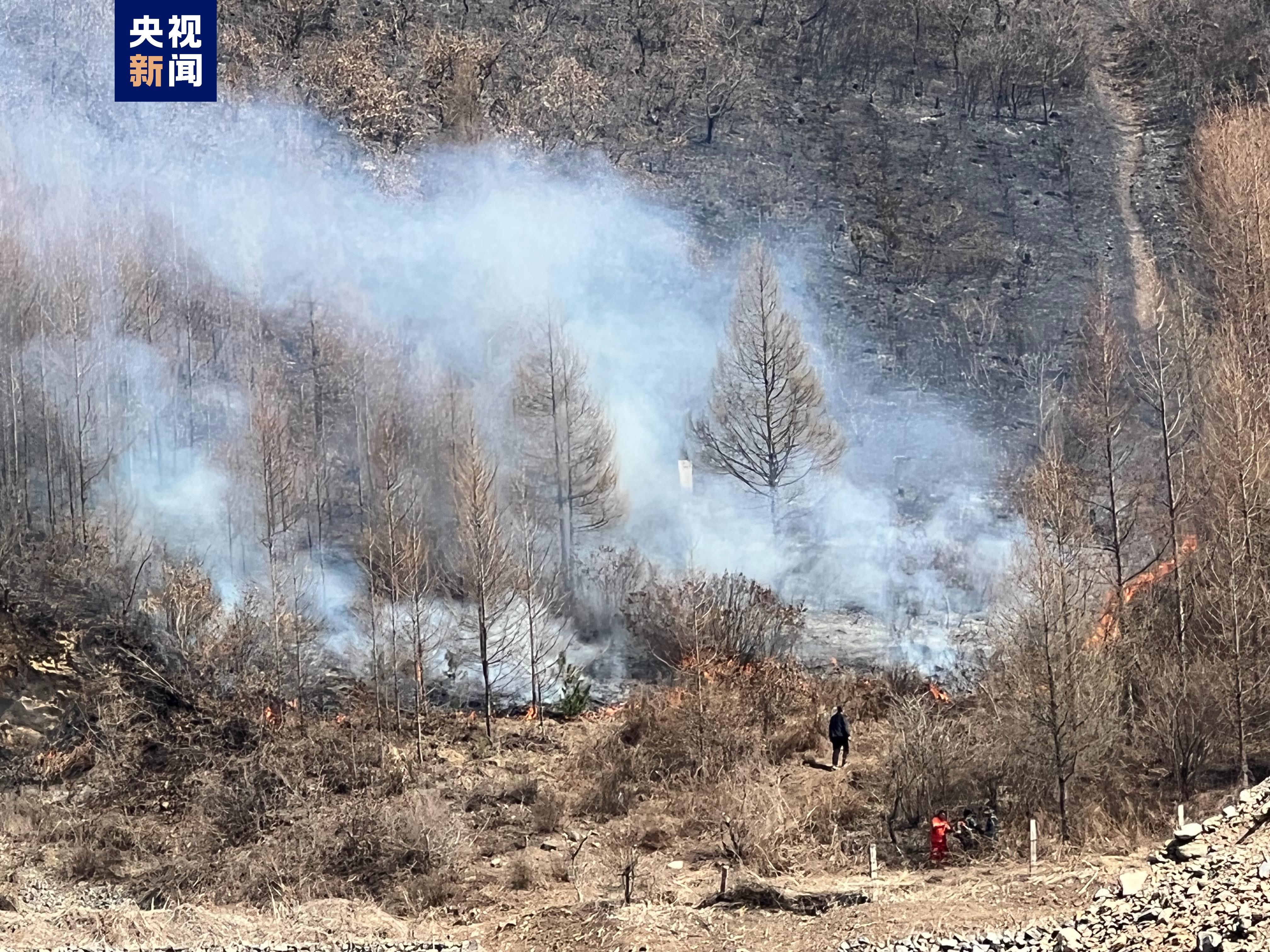 辽宁省本溪市发生山火 现场正在扑救