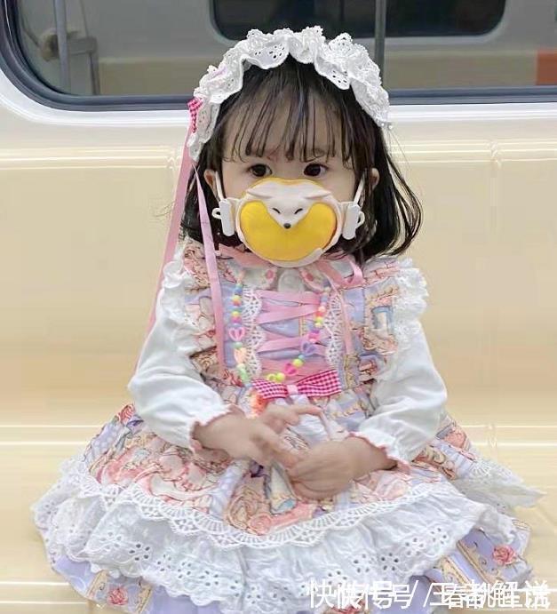 打扮|2岁“洛丽塔女孩”意外走红,呆萌可爱又讨喜,仿佛是行走的衣柜