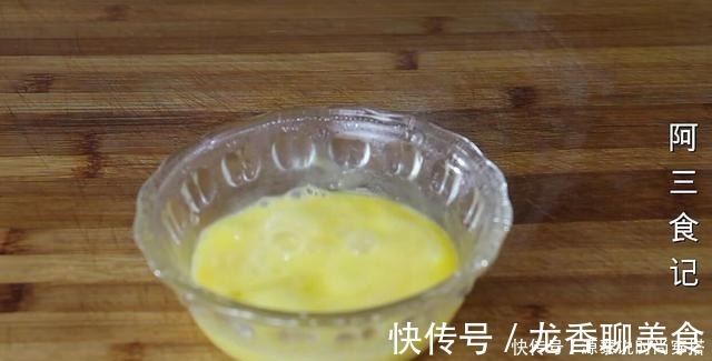 解馋|天冷了,苹果别直接吃,淋入鸡蛋液,香甜酥脆又解馋,比肉还香