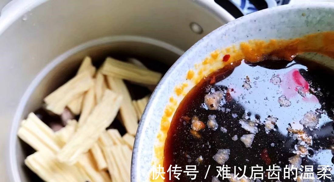 红烧肉|家常木耳腐竹红烧肉，用老卤汁一起炖煮，味道鲜美下饭，真解馋