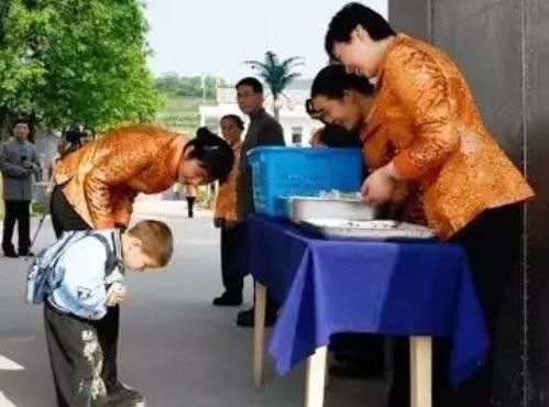 宝妈|六旬老太逼残疾女孩让座,十岁男孩一句话火了,网友教养真重要