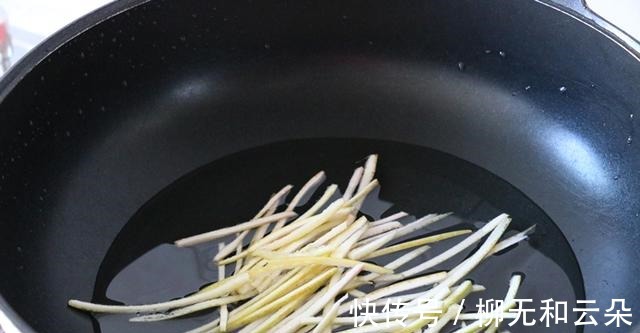 秋季干燥,要常吃这食材,4块一斤营养高,剥好皮再熬一熬好香呀!