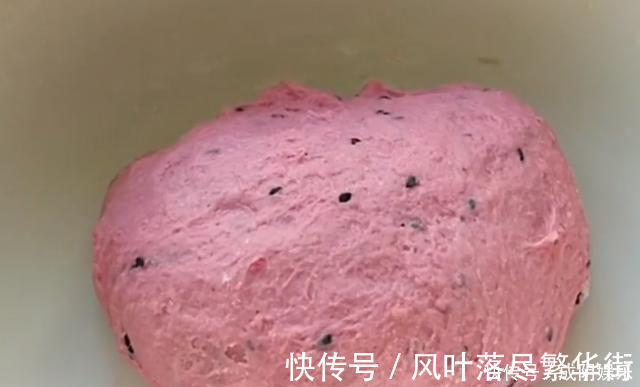 火龙果泥|吃剩的火龙果皮别扔掉,加1碗面粉,不蒸不烙,5分钟做1大锅,香