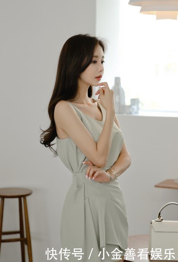 温柔|美图图鉴孙允珠:峡湾白崖礁石温柔简约连衣裙!