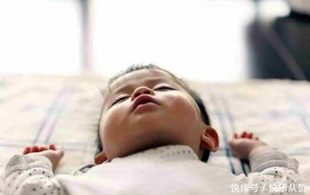“举手睡觉”是宝宝的保护机制?宝宝投降睡姿下的秘密,要掌握