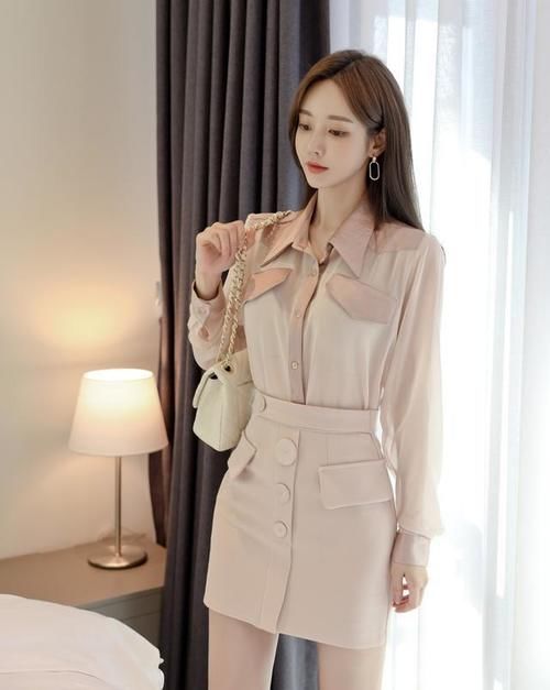 香颂柏木翻领口袋修饰衬衫裙,展现孙允珠知性优雅