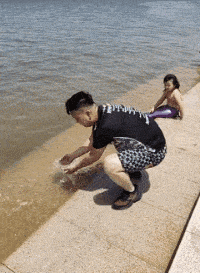 |搞笑GIF:我很好奇,女生头发下面可以藏多少脸