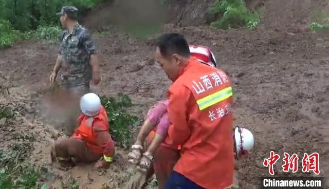 独木桥|踩着没膝的淤泥 山西黎城消防员冒雨解救13名被困村民