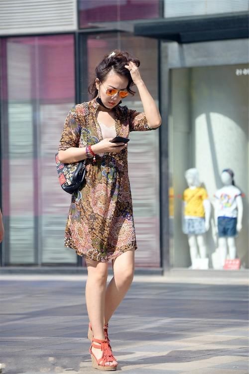 路人街拍，印花的连衣裙，不是每一位姑娘都可以轻松驾驭的