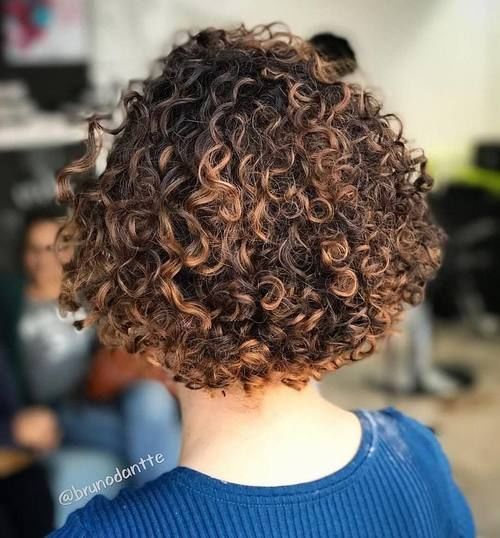 纹理感 女人过了50岁发型这样剪,洋气显年轻,时尚更自信