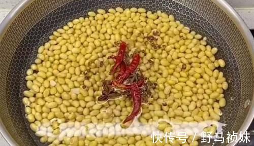 浸泡|黄豆要提前给它浸泡一夜，不腌不焖，切碎一炒，随吃随取也是很方便，特方便