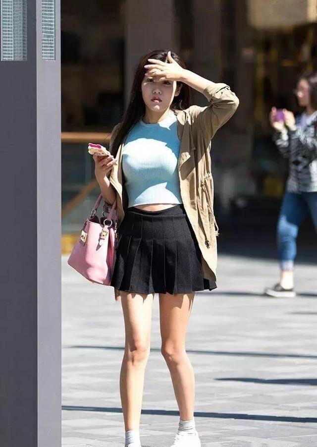 美女|美女街拍:短裙穿搭花样多,选择适合自己的裙型和风格,打造专属的美