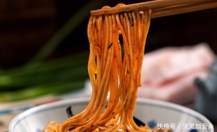 做葱油拌面,牢记“2要1不要”口诀,面条鲜香入味,越吃越好吃!