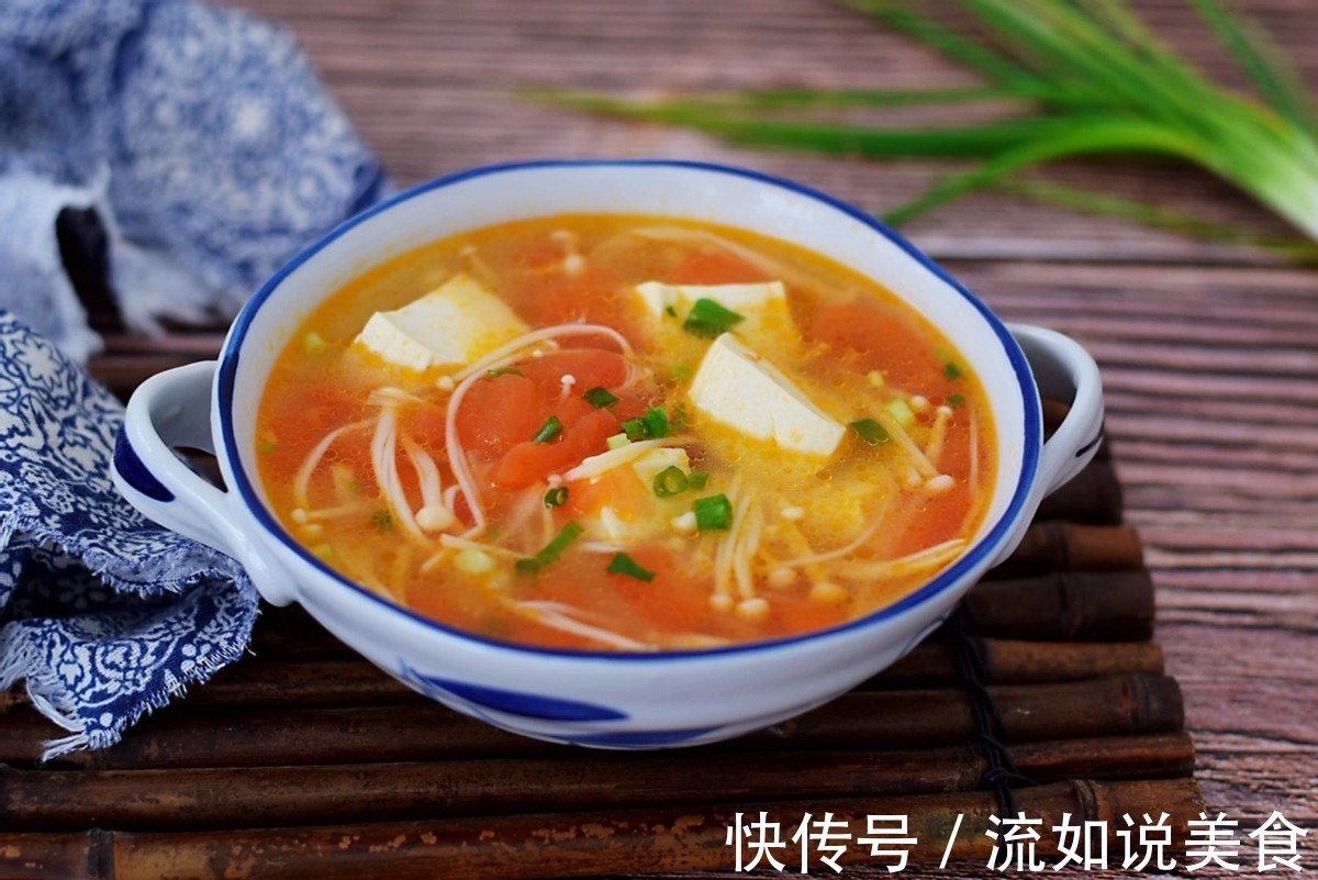 餐桌上不能少了汤,番茄搭配豆腐,酸爽又开胃