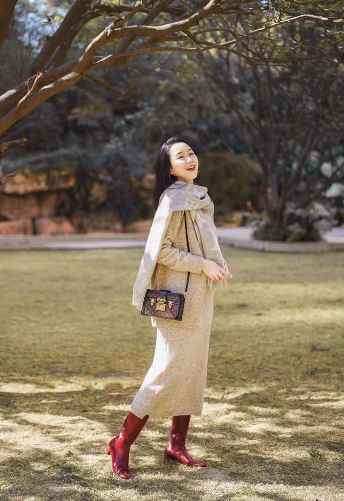 孕期学时尚博主的穿搭，用基础色穿出高级感，很美