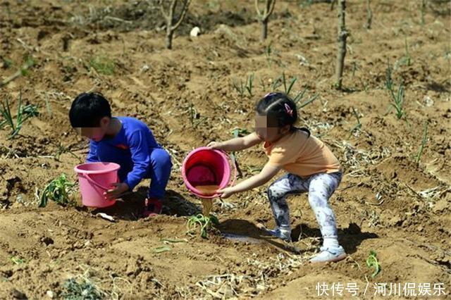 村霸|女儿假期到姥姥家，妈妈去接时差点认不出，小仙女变成了“村霸”