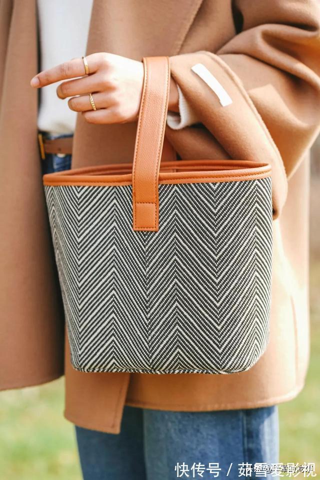 鱼骨纹|别再背烂大街的包了,2021气质又时髦的包包长这样