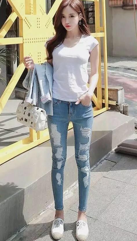 迷人|会穿搭的小姐姐搭凉鞋也好看，紧身牛仔裤带你引领时尚！快来学