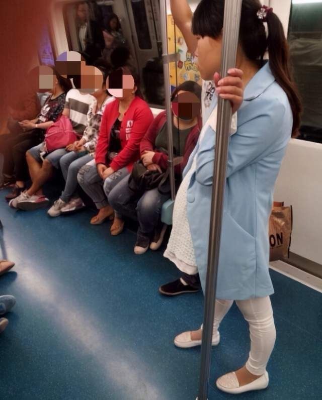 地铁|孕妈在地铁上被逼让座，一波三折后，小学生的话让众人羞愧