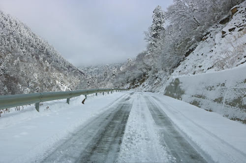 单人单车独闯夹金山 谁说两驱车不能挑战冰雪路