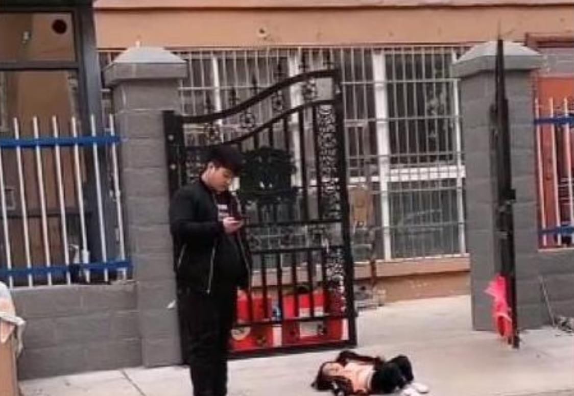 女儿小区撒泼躺地，宝爸淡定看手机，对峙2小时，网友：都是狠人