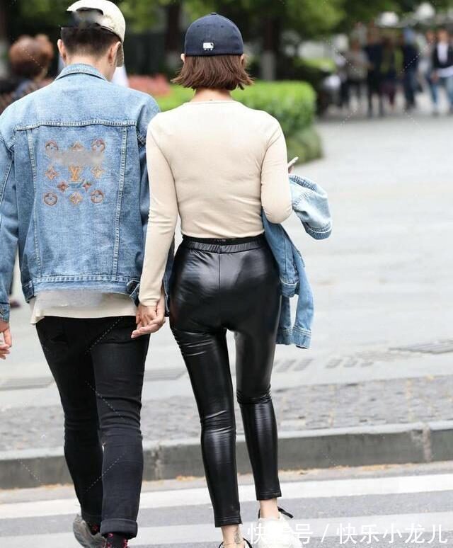 运动风 纯色上衣搭配黑色皮裤,好搭又时尚