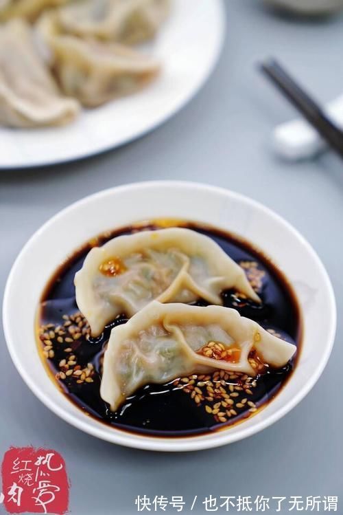 表皮|饺子莫要煮着吃，换个方法表皮透明吃着更筋道，保证不破皮更好吃