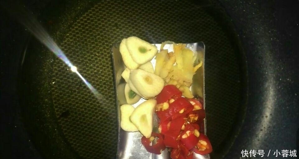 冬天|冬天炖菜不吃酸菜是个憾事,搭配2个食材炖一炖,暖胃抗寒又鲜美