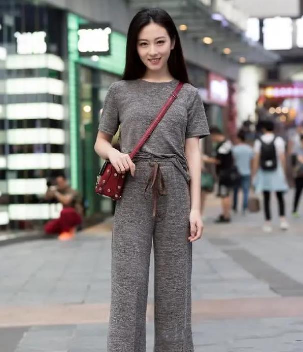 街拍:面带笑容的美女,短袖配阔腿裤,时尚气质