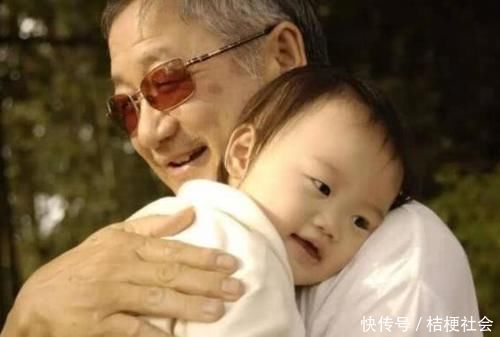 寒假|宝宝去爷爷家住了一个寒假,回来后走路姿势成了这样,妈妈笑翻