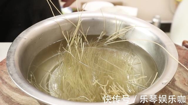 食用油|这个素锅贴我家一周吃三次,口感鲜香又酥脆,调好面糊才是关键