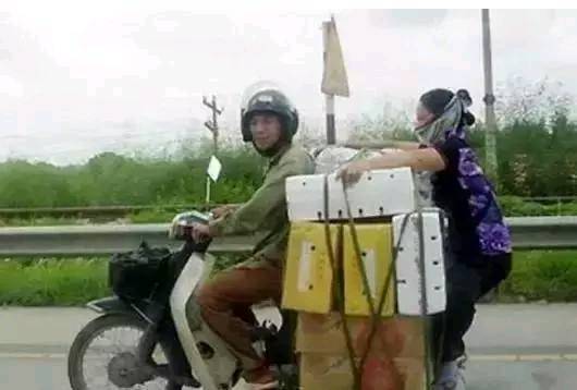 |搞笑图片幽默段子笑话哈哈,姑娘你咋自己喝上了,不是要炒菜么