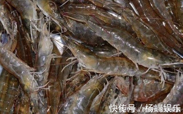 白酒|水煮虾,只加生姜和食盐可不够,多加这“2味”,虾肉不腥不柴!