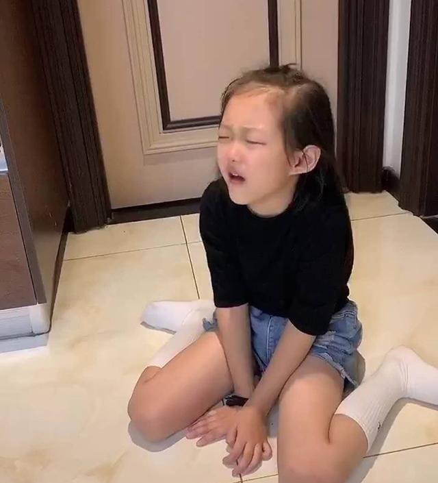 哥哥|妹妹要和哥哥一起睡,被哥哥“无情”丢出房间,妹妹崩溃笑翻妈妈