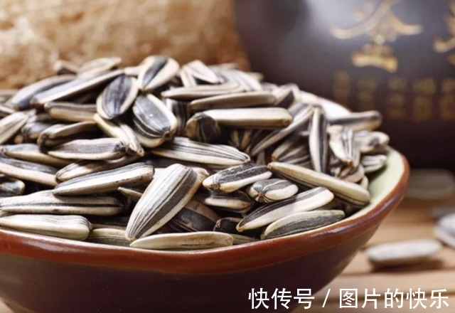 身体健康|瓜子吃多了会堵血管?医生提醒:若想养血管,2件事要做好