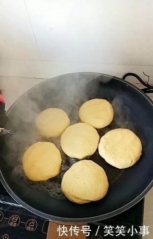 锅底|玉米面新吃法,一碗熟油,筷子一搅,这样做出锅就被抢光
