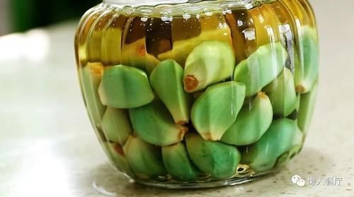 腌腊八蒜,牢记“3要3不要”,大蒜个个碧绿,汤汁清澈,爽脆可口
