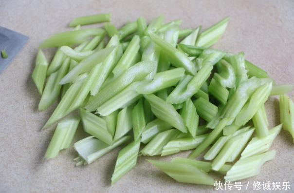 一道解腻解馋的春节菜,芹菜萝卜加木耳,天天吃都不腻