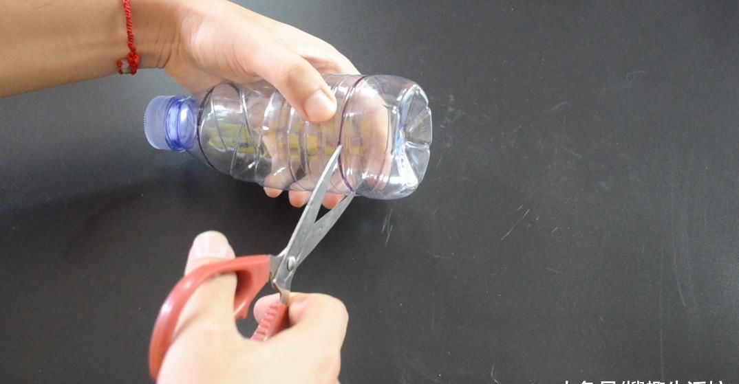 擀饺子皮|擀面杖上套一个塑料瓶, 放在厨房太实用了, 解决了很多人的烦恼