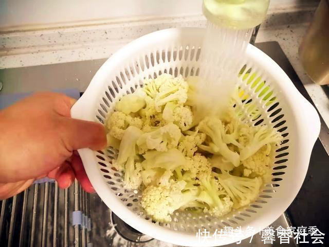 晚餐|晚餐菜花这样做，色泽金黄不发黑，营养均衡，上桌就被孩子抢光了